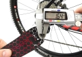 NOSO BIKE PROTECTION. Hybrydowa osłona ramy z żelem absorbującym. Osłona chroni ramę przed uderzeniami łańcucha.